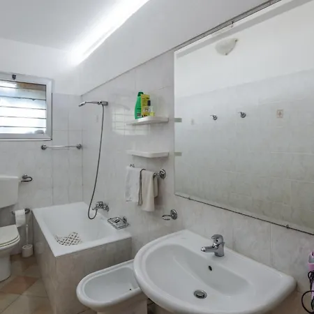 3 Bedroom Gorgeous In Pantai Hébergement de vacances