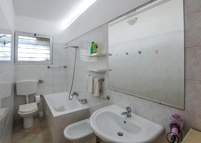 3 Bedroom Gorgeous In Pantai Semesterbostad